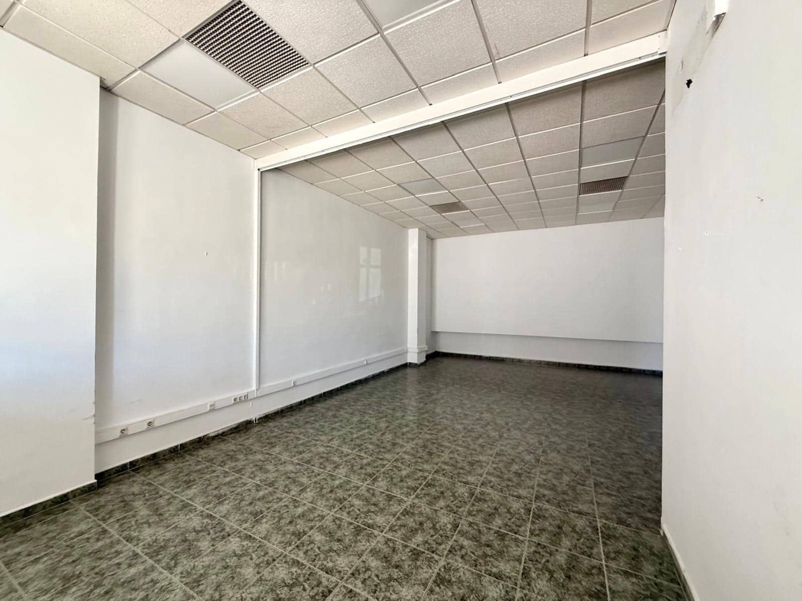 Komercyjne do wynajęcia w Miasto Almeria - 1 000 € (Ref: 9949930)