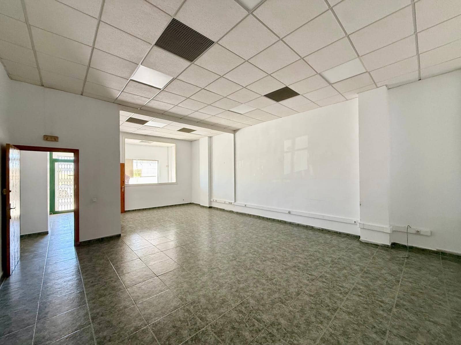 Komercyjne do wynajęcia w Miasto Almeria - 1 000 € (Ref: 9949930)