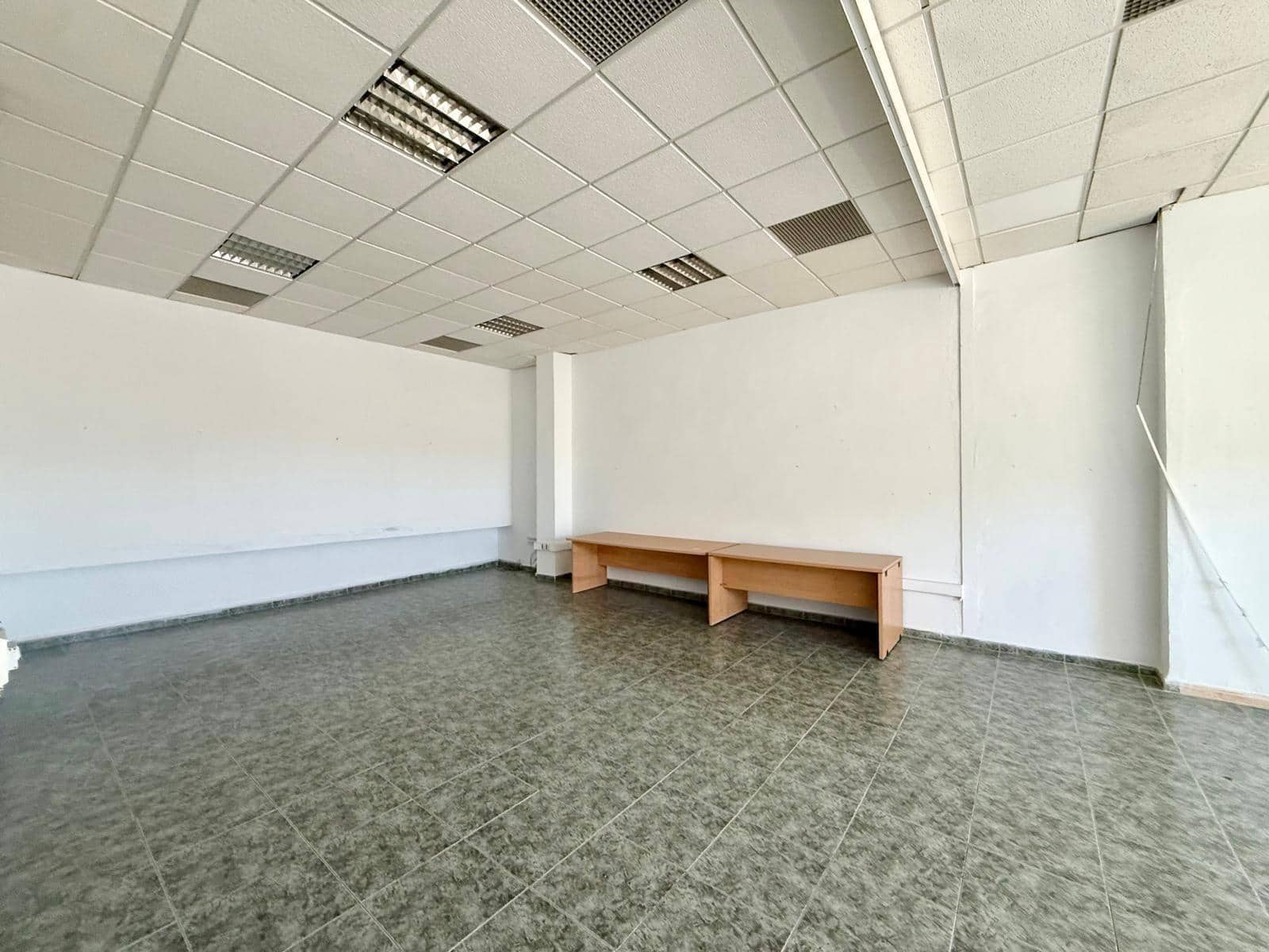 Komercyjne do wynajęcia w Miasto Almeria - 1 000 € (Ref: 9949930)