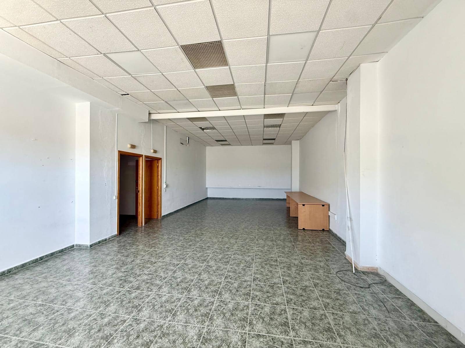 Komercyjne do wynajęcia w Miasto Almeria - 1 000 € (Ref: 9949930)