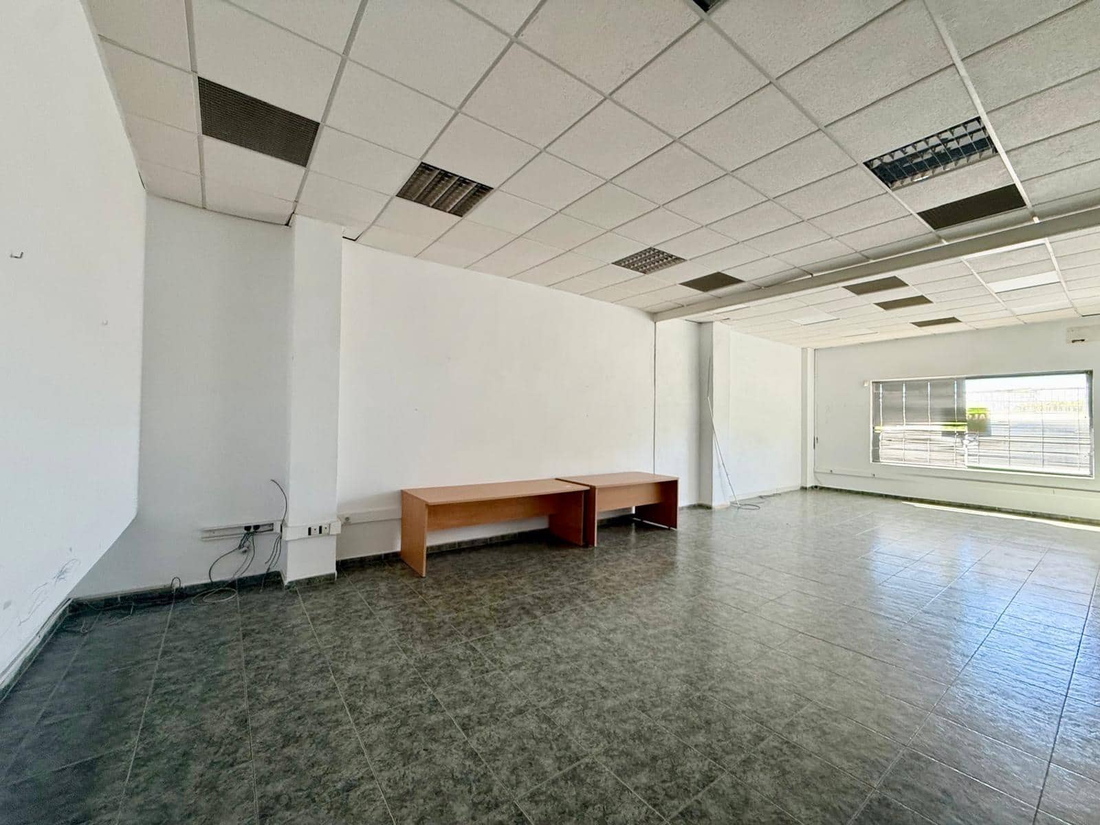 Komercyjne do wynajęcia w Miasto Almeria - 1 000 € (Ref: 9949930)