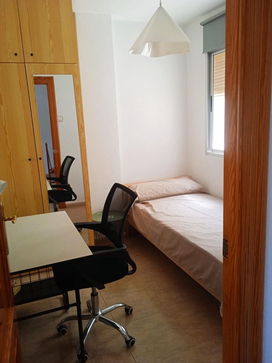 3 bedroom Apartment for rent in Almeria city - € 270 (Ref: 9975565)