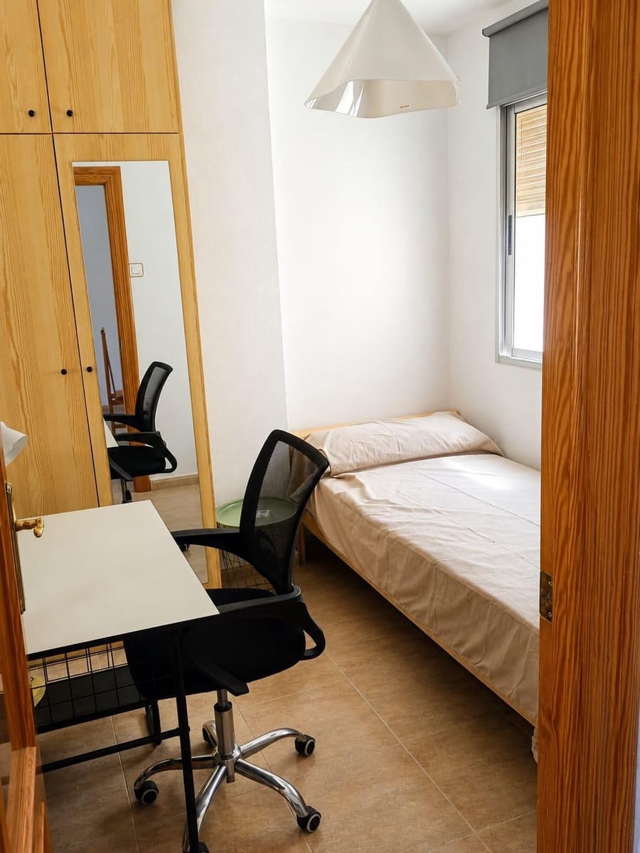 3 bedroom Apartment for rent in Almeria city - € 270 (Ref: 9975565)