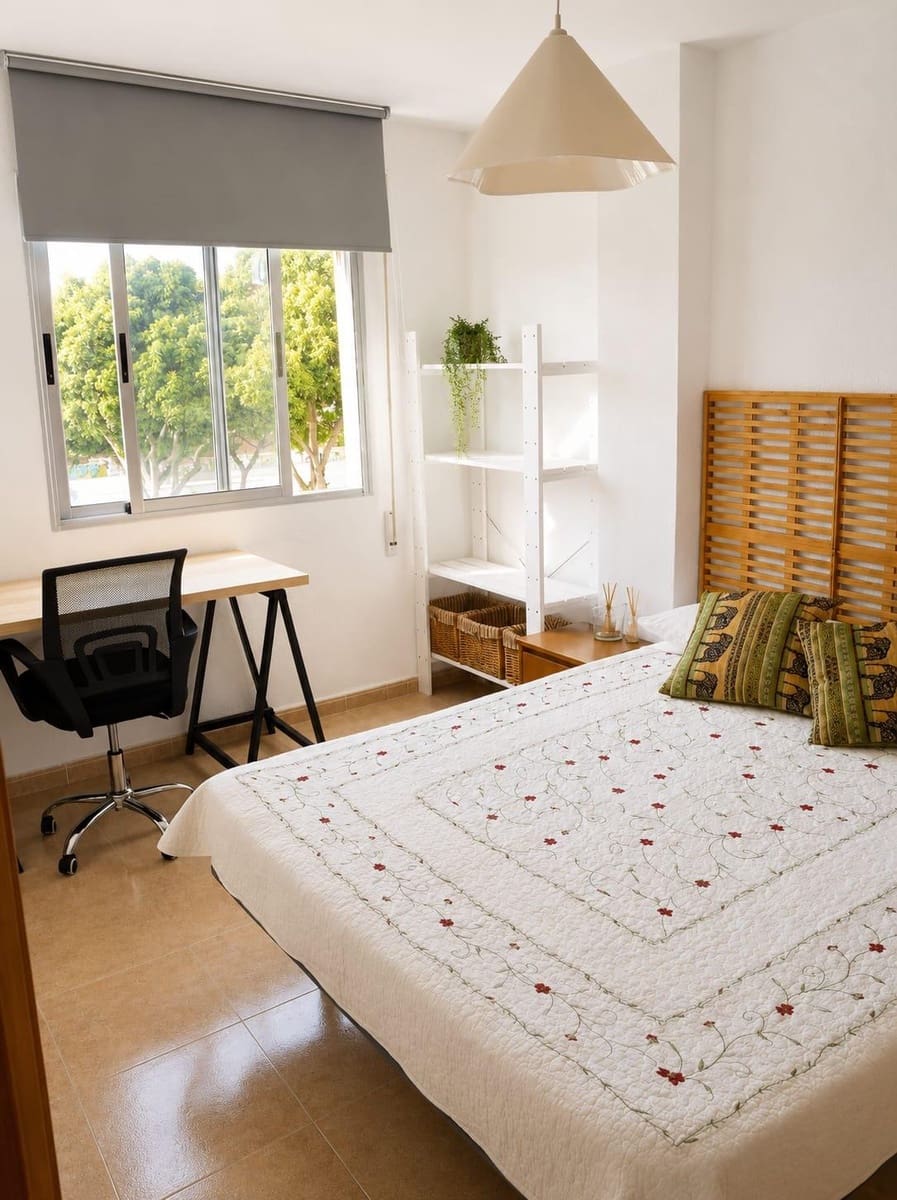 3 bedroom Apartment for rent in Almeria city - € 270 (Ref: 9975565)