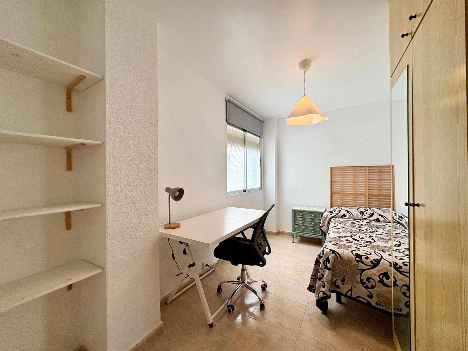 Appartement de 3 chambres à louer à Almeria ville - 270 € (Ref: 9975565)