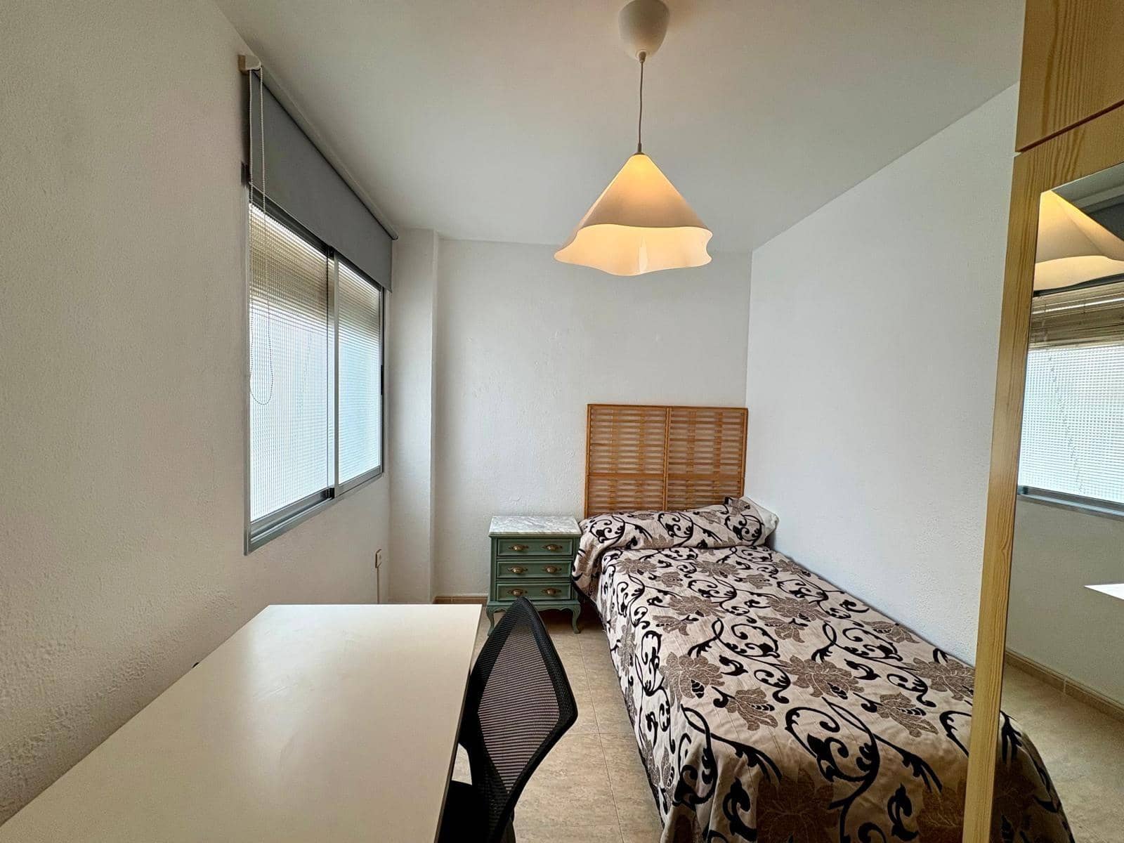 Appartement de 3 chambres à louer à Almeria ville - 270 € (Ref: 9975565)