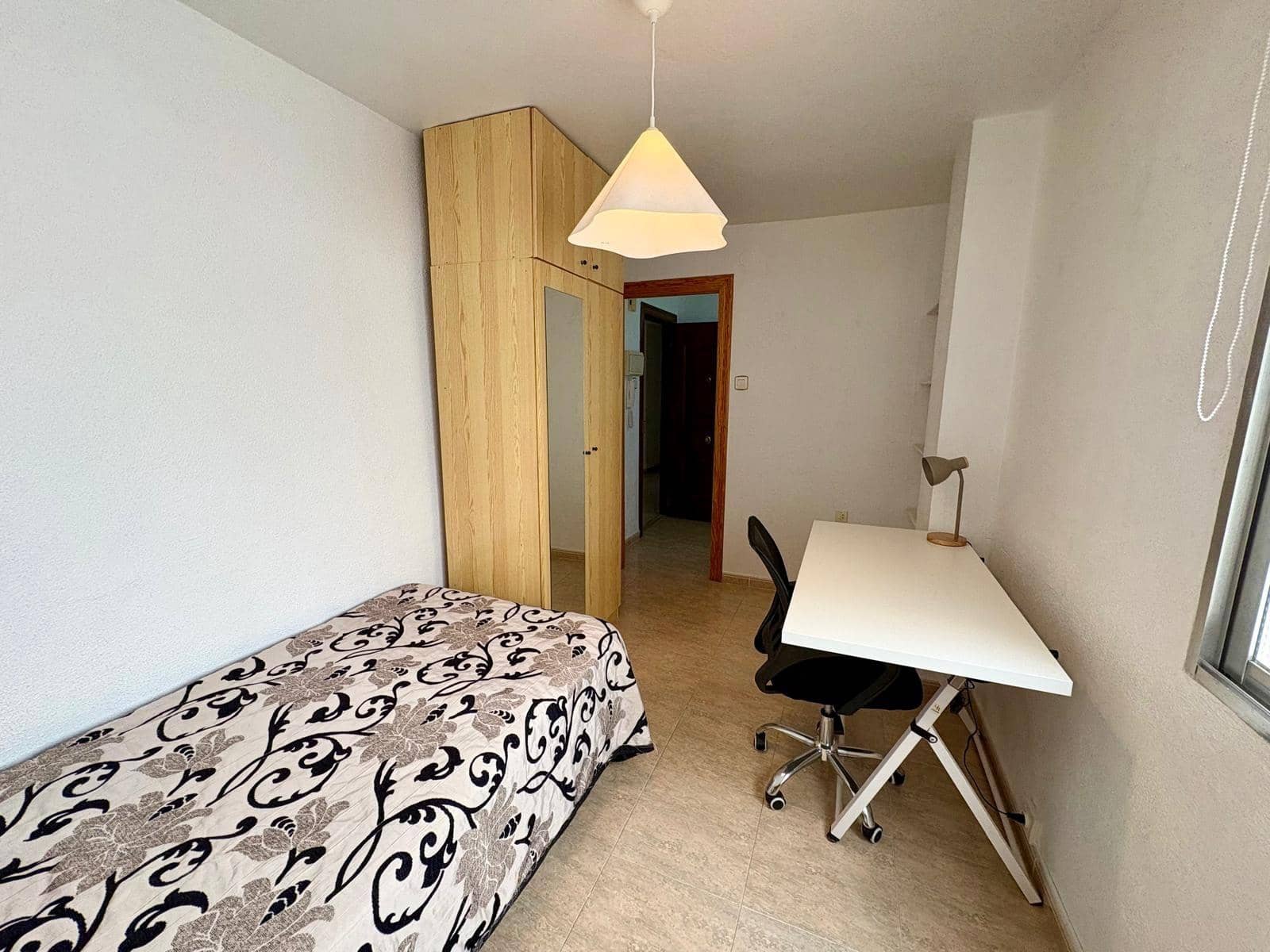 Appartement de 3 chambres à louer à Almeria ville - 270 € (Ref: 9975565)