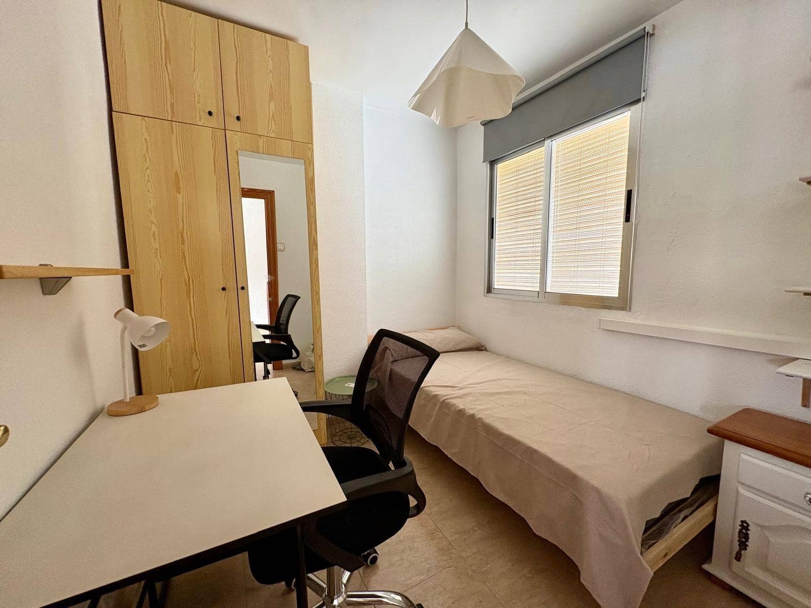 Appartement de 3 chambres à louer à Almeria ville - 270 € (Ref: 9975565)