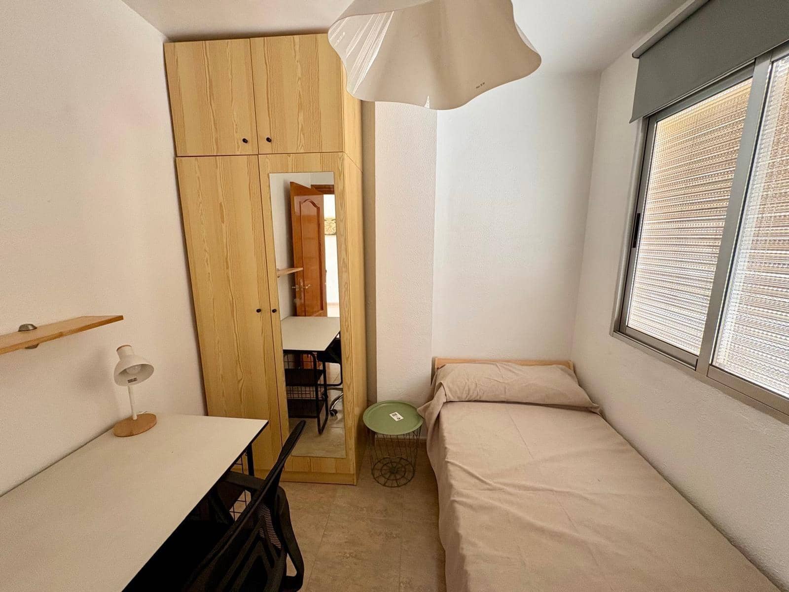 Appartement de 3 chambres à louer à Almeria ville - 270 € (Ref: 9975565)