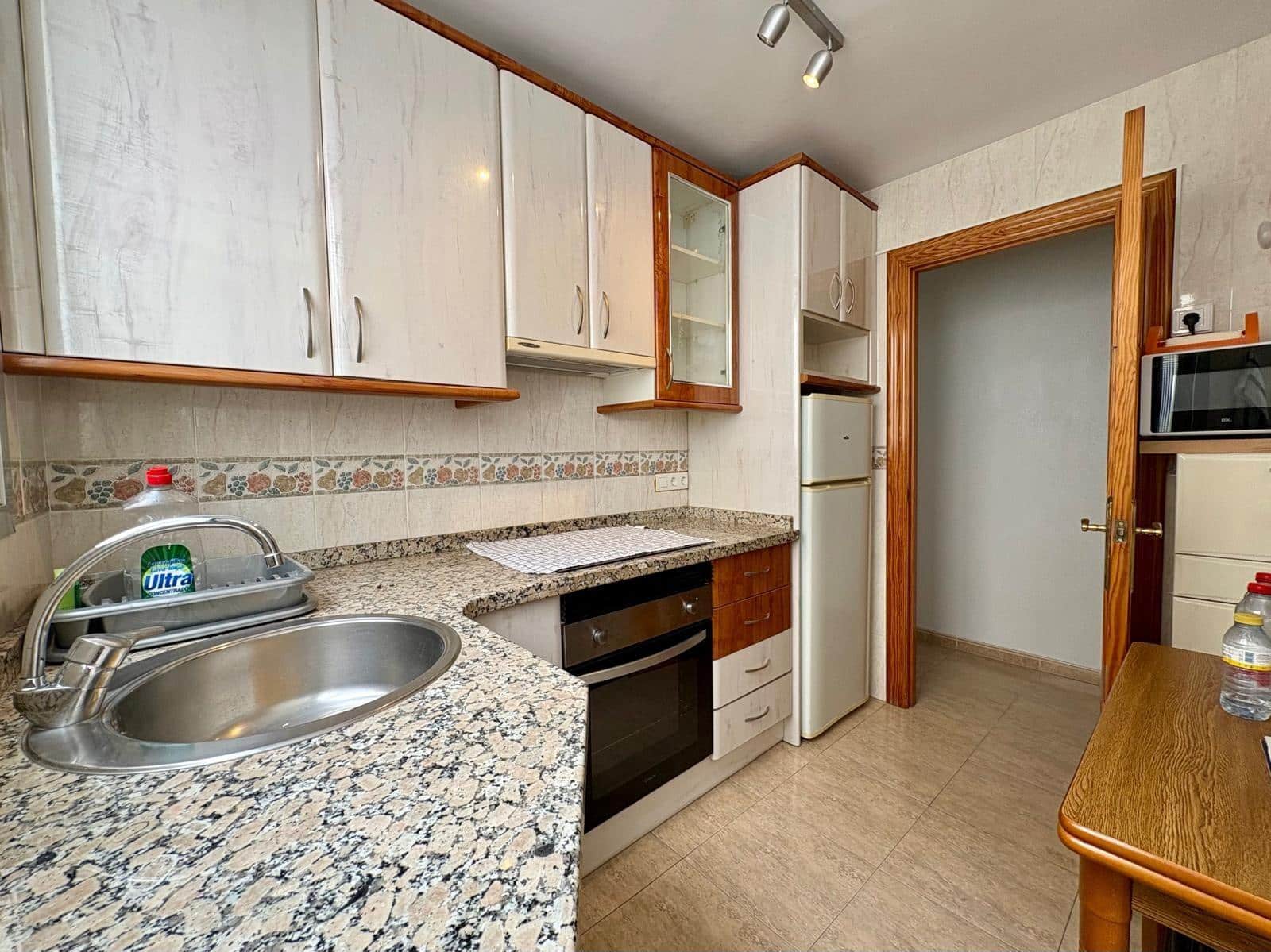 Appartement de 3 chambres à louer à Almeria ville - 270 € (Ref: 9975565)