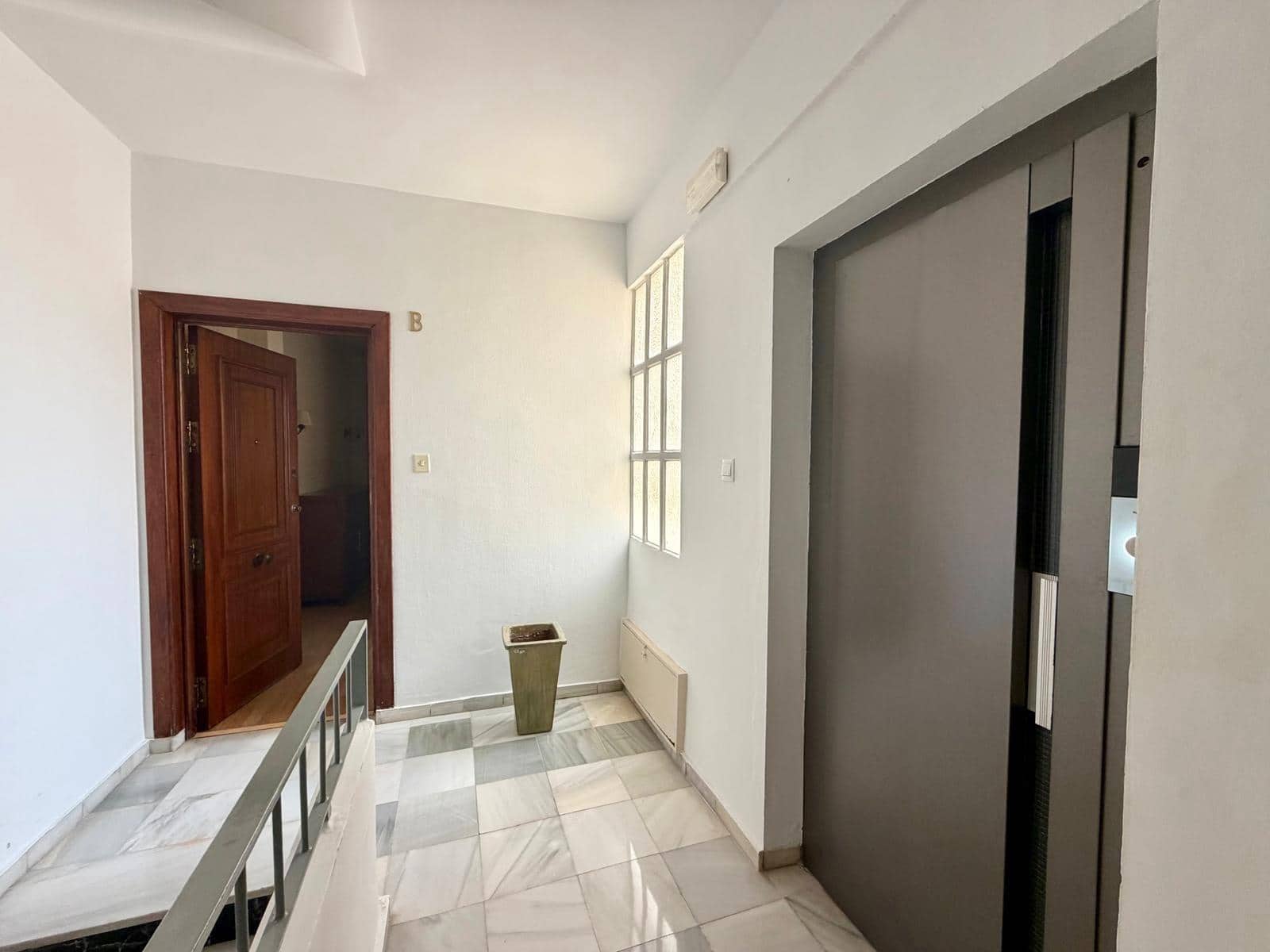 3 soverom Leilighet til leie i Almeria by med garasje - € 900 (Ref: 9983112)