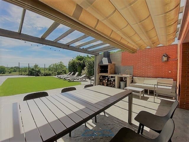 5 soveværelse Villa til salg i Cassà de la Selva med swimmingpool garage - € 1.250.000 (Ref: 7553370)