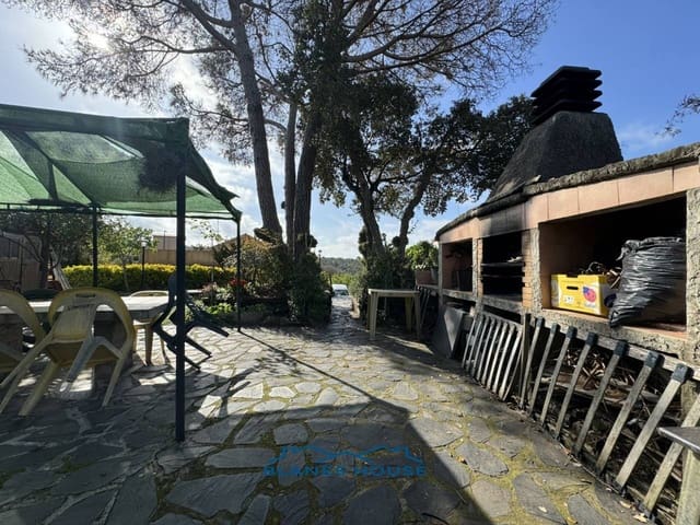 5 bedroom Villa for sale in Maçanet de la Selva with pool garage - € 365,000 (Ref: 8213107)