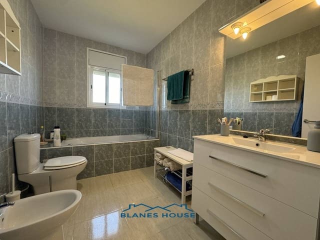 Chalet de 4 habitaciones en Maçanet de la Selva en venta con piscina garaje - 340.000 € (Ref: 8559344)