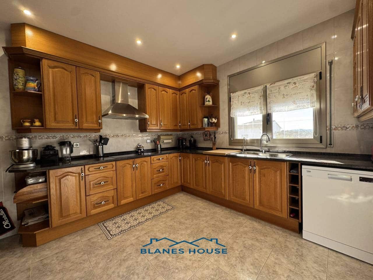 6 soveværelse Villa til salg i Macanet de la Selva med garage - € 399.000 (Ref: 8728954)