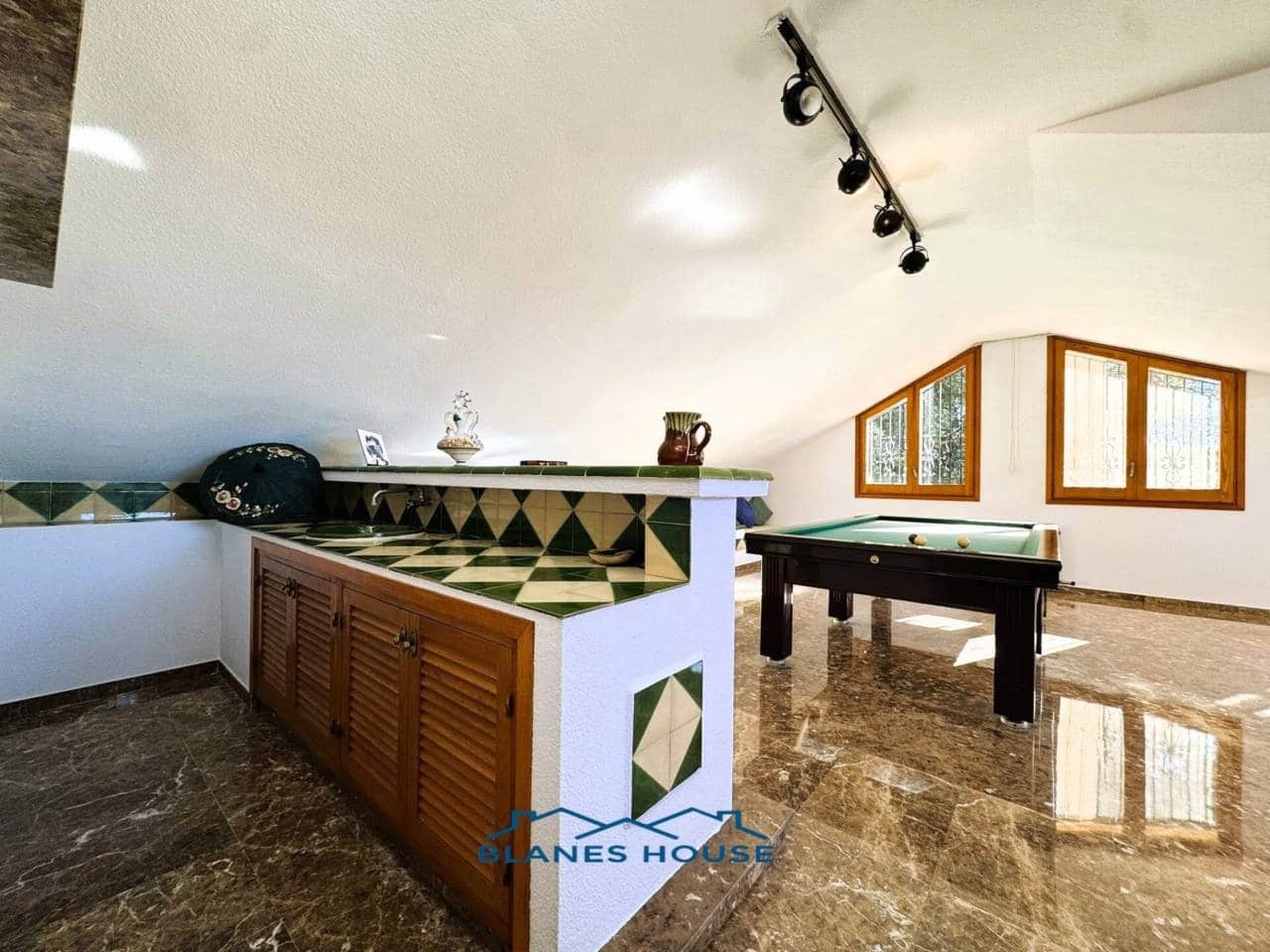 9 soveværelse Finca/Landehus til salg i Sant Feliu de Buixalleu med swimmingpool garage - € 1.250.000 (Ref: 8757232)