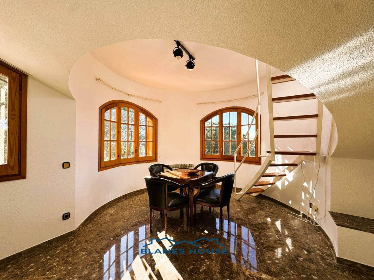 9 soveværelse Finca/Landehus til salg i Sant Feliu de Buixalleu med swimmingpool garage - € 1.250.000 (Ref: 8757232)