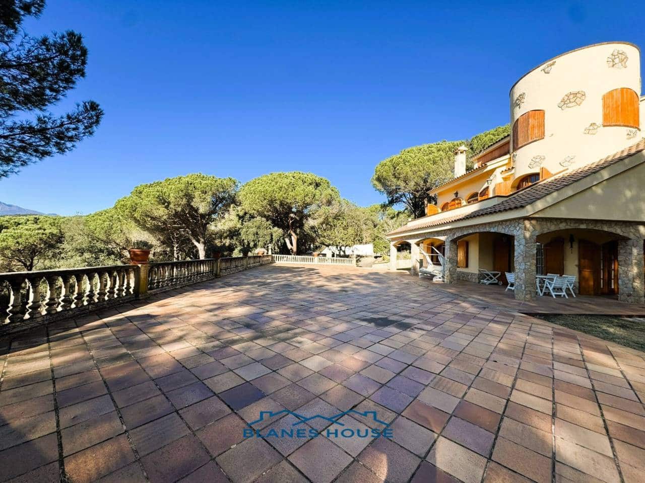 9 soveværelse Finca/Landehus til salg i Sant Feliu de Buixalleu med swimmingpool garage - € 1.250.000 (Ref: 8757232)