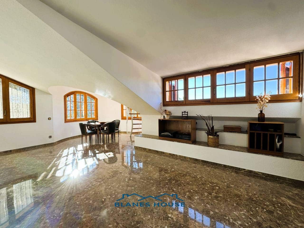 9 soveværelse Finca/Landehus til salg i Sant Feliu de Buixalleu med swimmingpool garage - € 1.250.000 (Ref: 8757232)