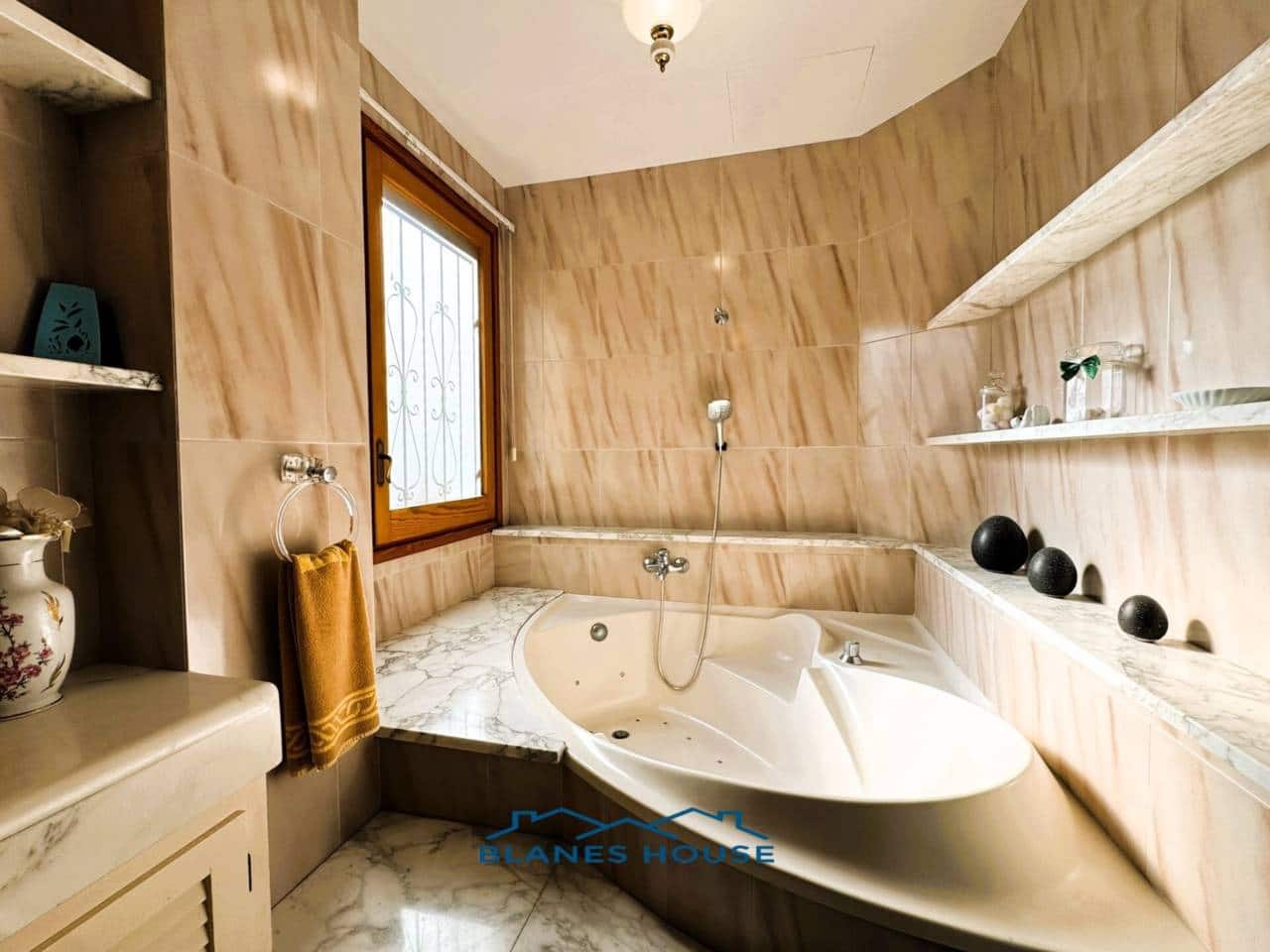 9 soveværelse Finca/Landehus til salg i Sant Feliu de Buixalleu med swimmingpool garage - € 1.250.000 (Ref: 8757232)