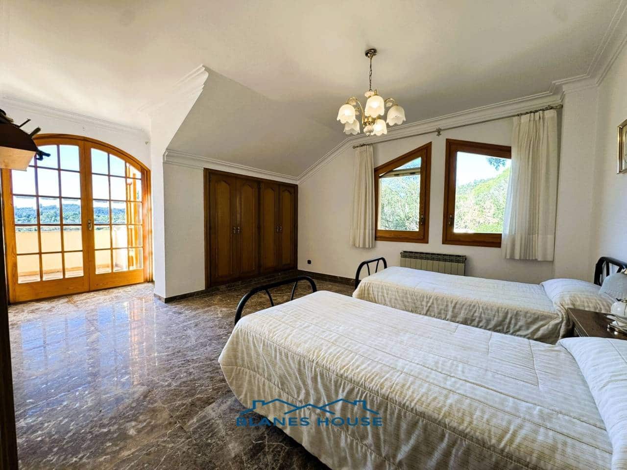 9 soveværelse Finca/Landehus til salg i Sant Feliu de Buixalleu med swimmingpool garage - € 1.250.000 (Ref: 8757232)