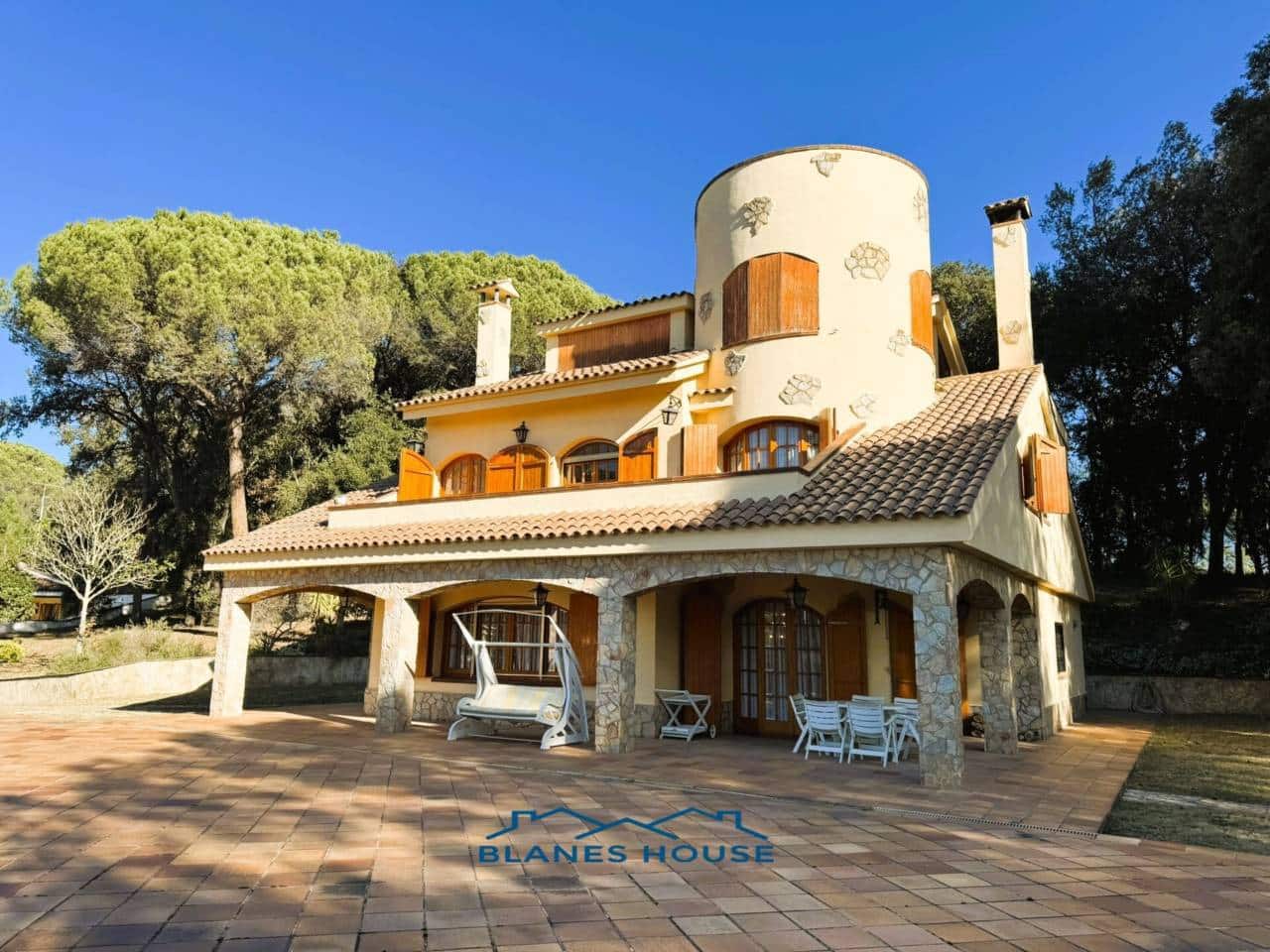 9 soveværelse Finca/Landehus til salg i Sant Feliu de Buixalleu med swimmingpool garage - € 1.250.000 (Ref: 8757232)