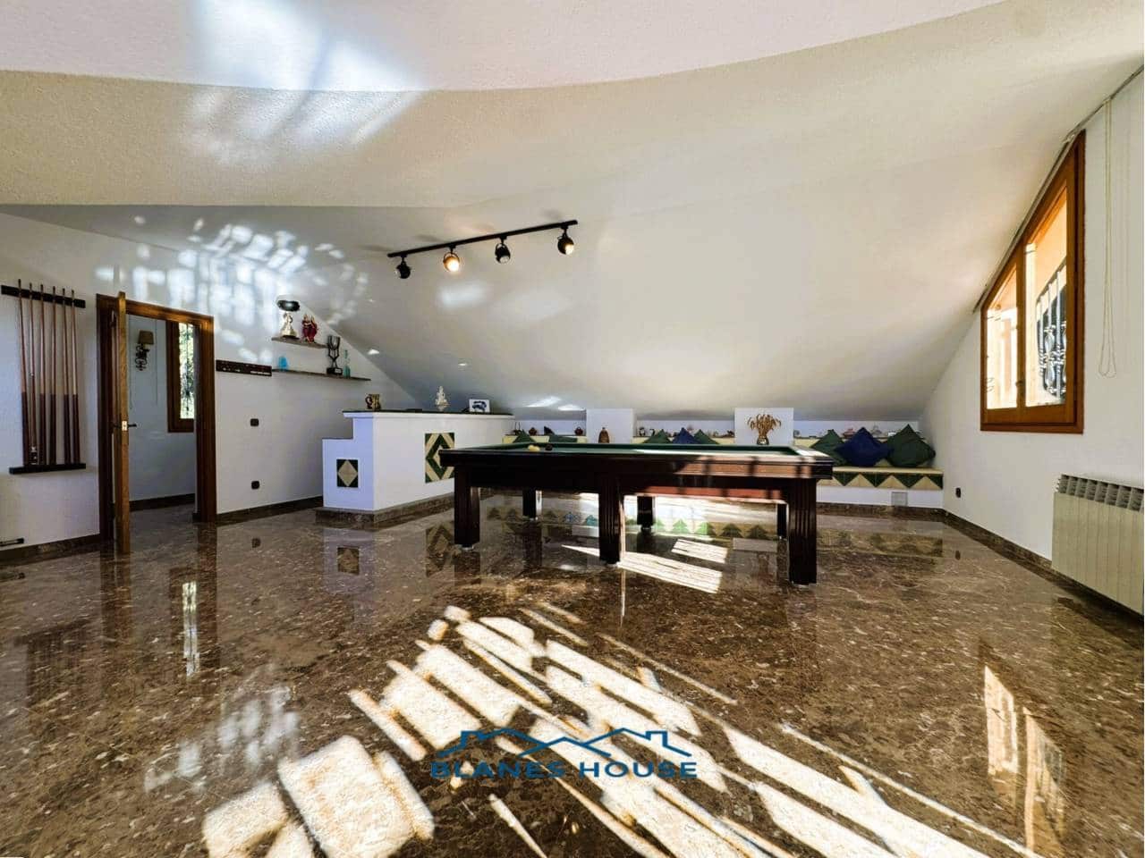 9 soveværelse Finca/Landehus til salg i Sant Feliu de Buixalleu med swimmingpool garage - € 1.250.000 (Ref: 8757232)