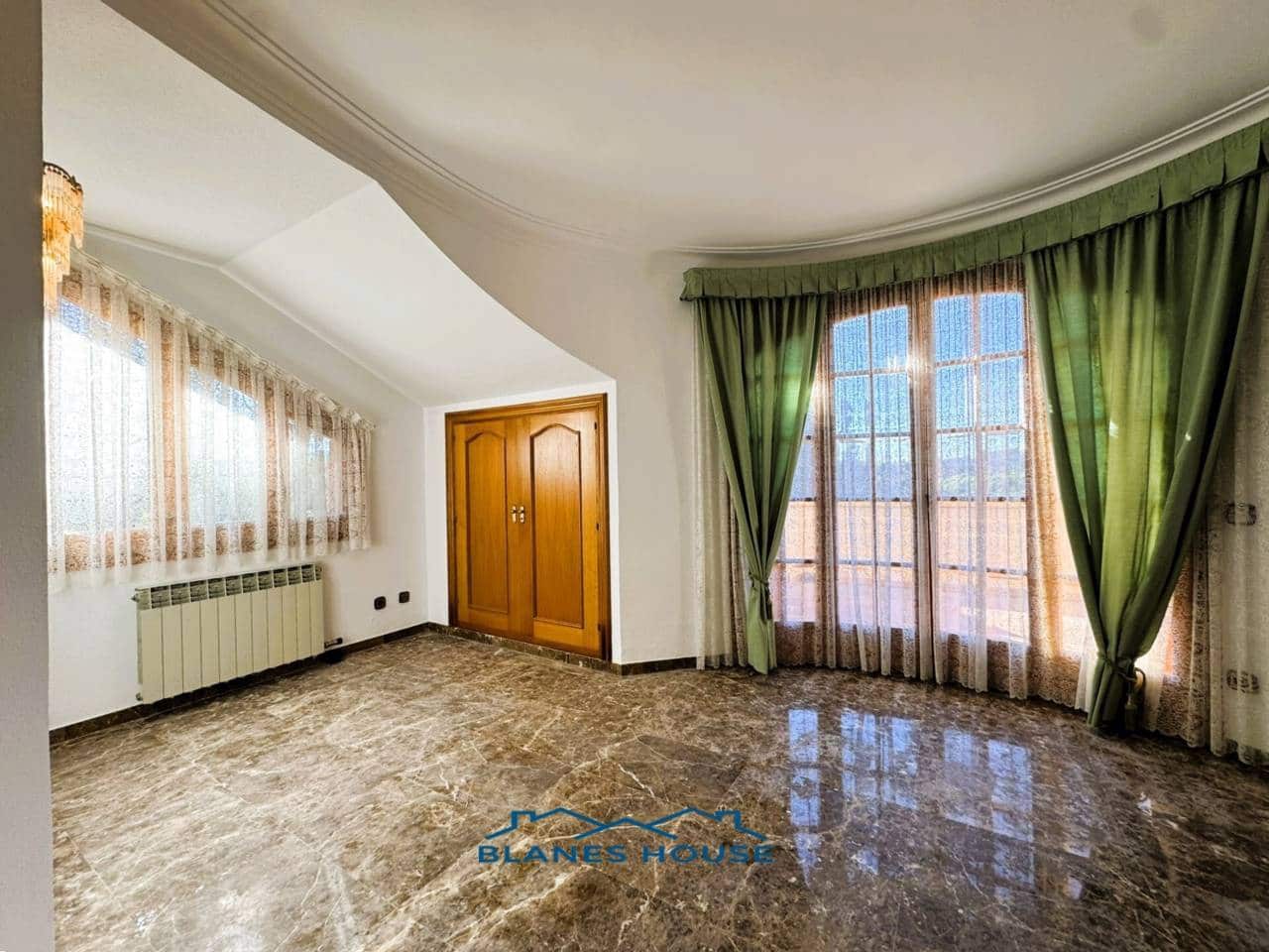 9 soveværelse Finca/Landehus til salg i Sant Feliu de Buixalleu med swimmingpool garage - € 1.250.000 (Ref: 8757232)