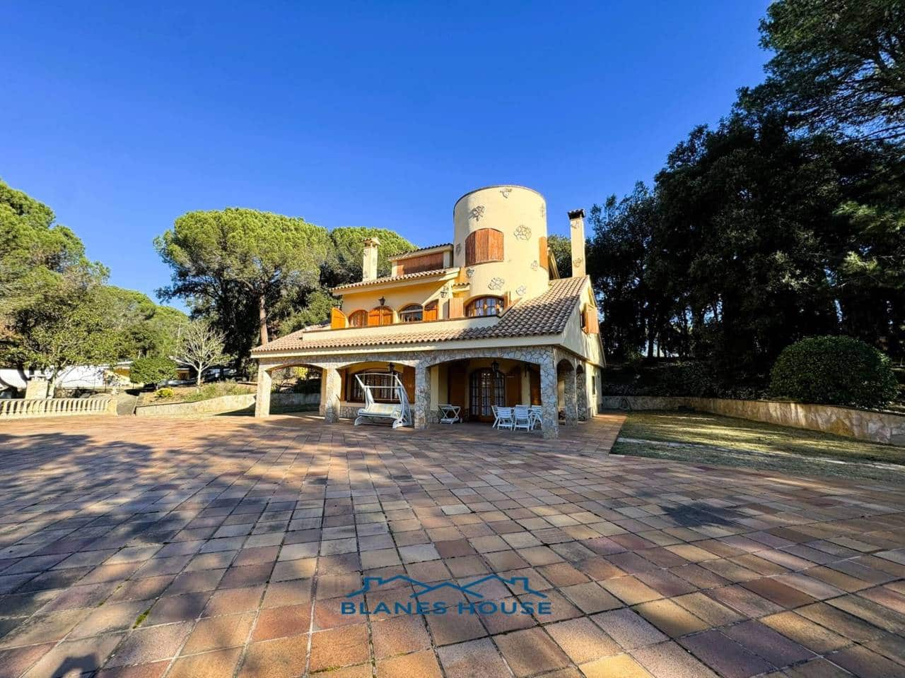 9 soveværelse Finca/Landehus til salg i Sant Feliu de Buixalleu med swimmingpool garage - € 1.250.000 (Ref: 8757232)