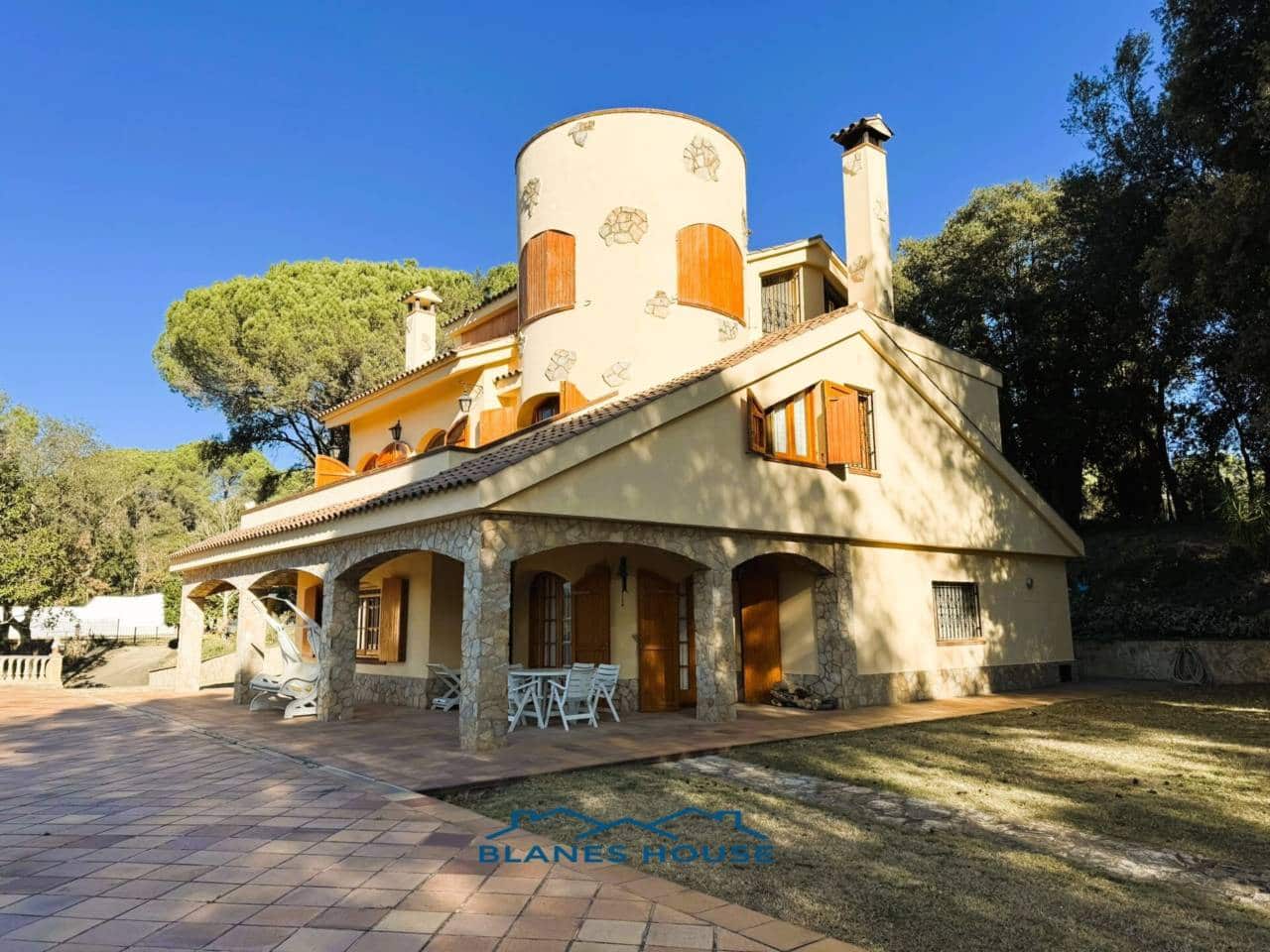 9 soveværelse Finca/Landehus til salg i Sant Feliu de Buixalleu med swimmingpool garage - € 1.250.000 (Ref: 8757232)