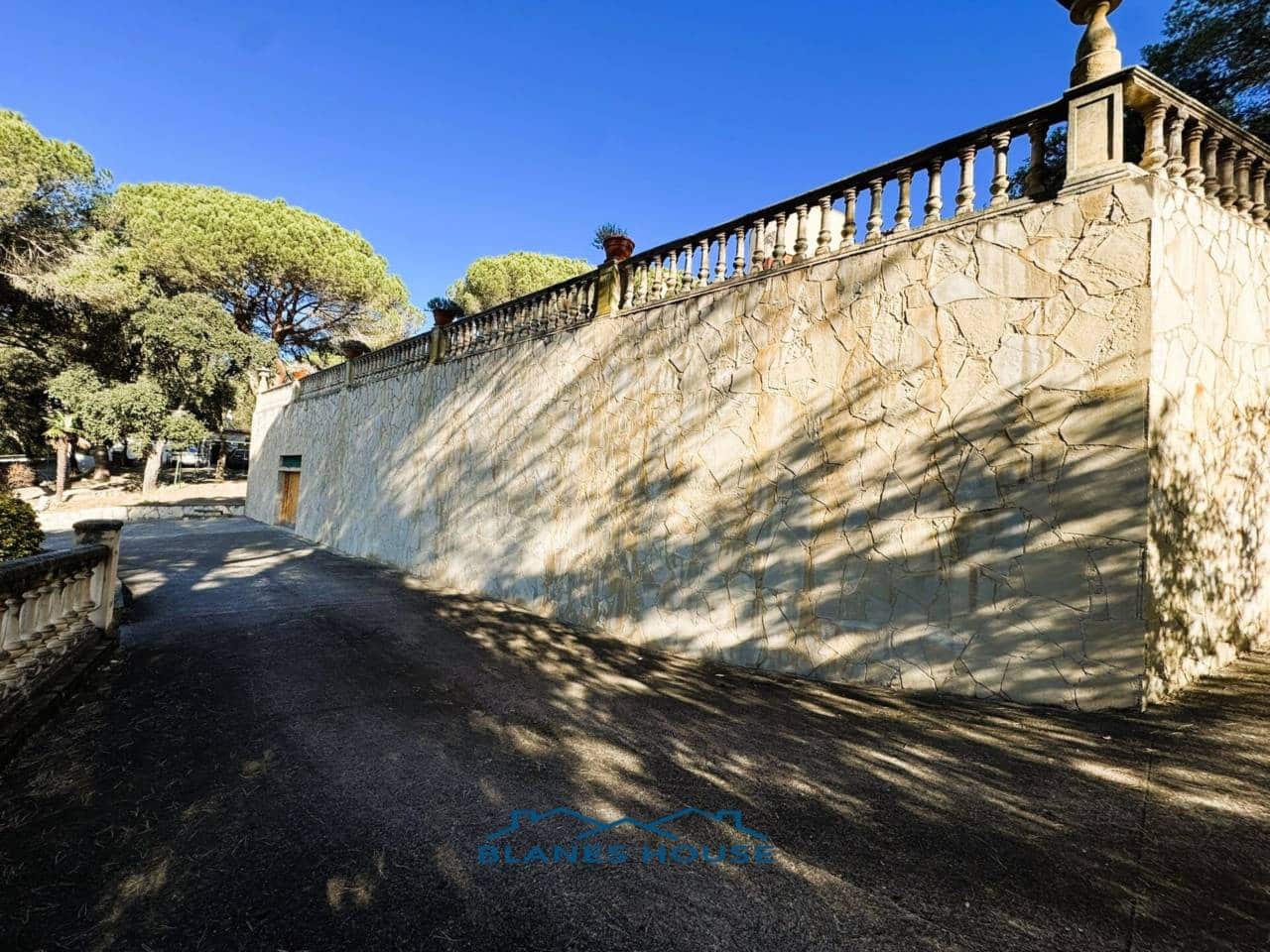 9 soveværelse Finca/Landehus til salg i Sant Feliu de Buixalleu med swimmingpool garage - € 1.250.000 (Ref: 8757232)