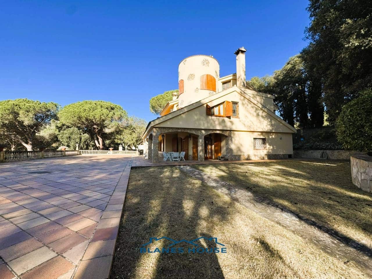 9 soveværelse Finca/Landehus til salg i Sant Feliu de Buixalleu med swimmingpool garage - € 1.250.000 (Ref: 8757232)