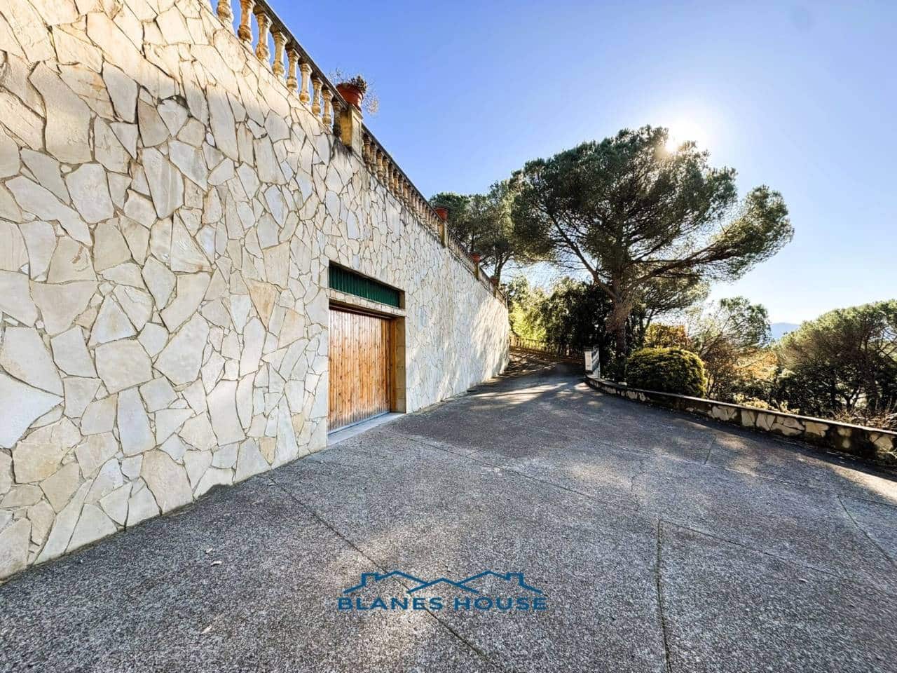 9 soveværelse Finca/Landehus til salg i Sant Feliu de Buixalleu med swimmingpool garage - € 1.250.000 (Ref: 8757232)