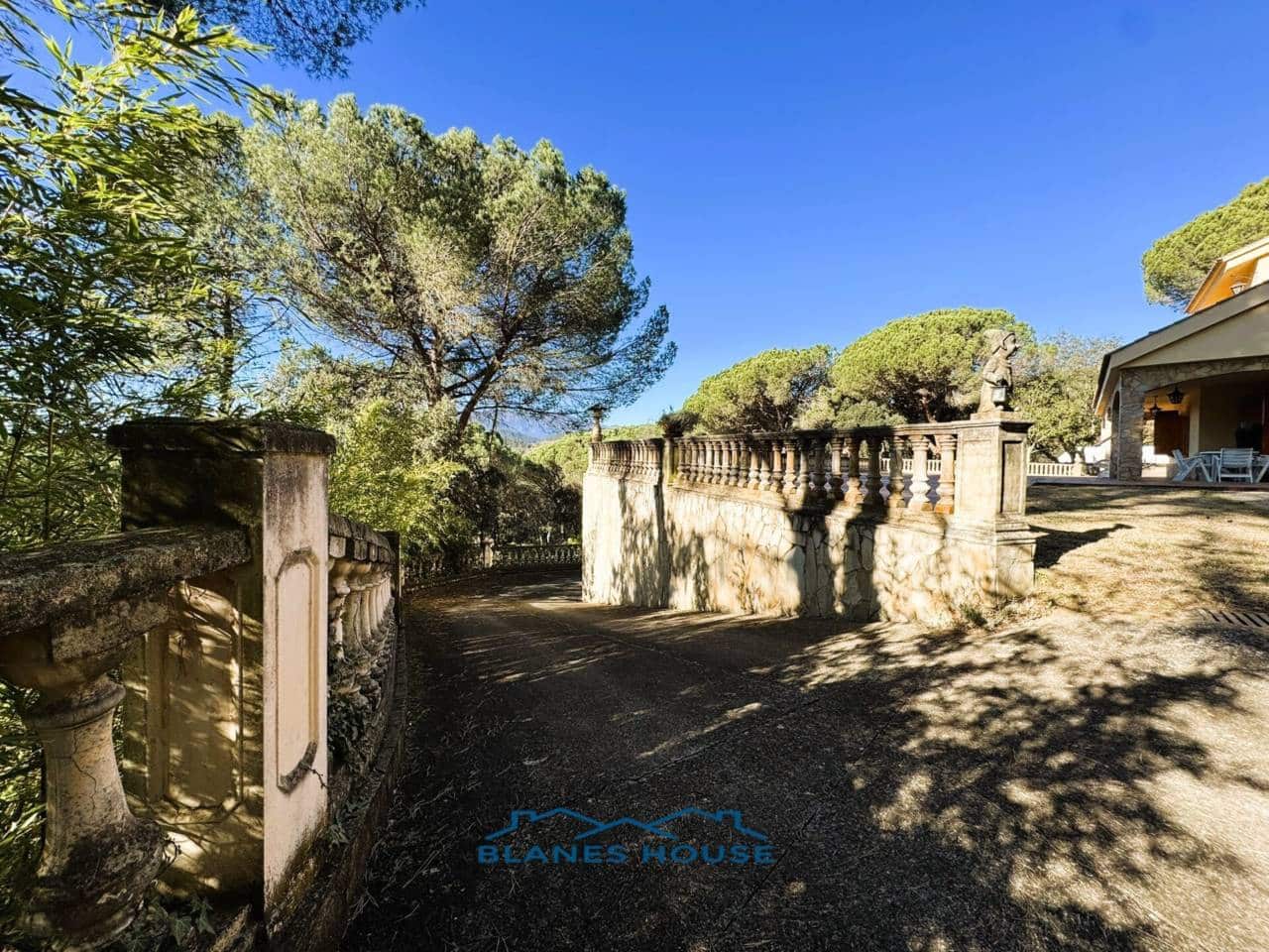 9 soveværelse Finca/Landehus til salg i Sant Feliu de Buixalleu med swimmingpool garage - € 1.250.000 (Ref: 8757232)