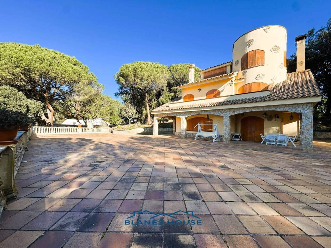 9 soveværelse Finca/Landehus til salg i Sant Feliu de Buixalleu med swimmingpool garage - € 1.250.000 (Ref: 8757232)