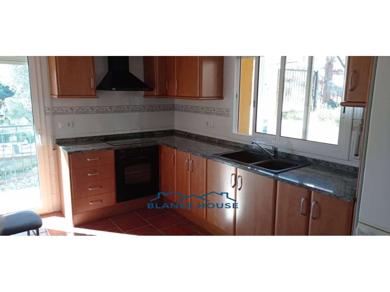 5 sypialnia Willa na sprzedaż w Lloret de Mar z basenem garażem - 410 000 € (Ref: 8826823)