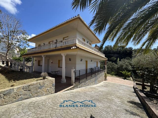 5 soveværelse Villa til salg i Lloret de Mar med swimmingpool garage - € 410.000 (Ref: 8826823)