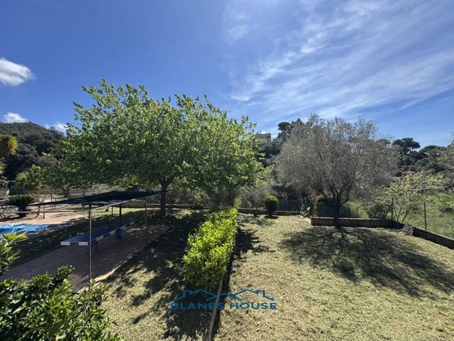 5 soveværelse Villa til salg i Lloret de Mar med swimmingpool garage - € 410.000 (Ref: 8826823)