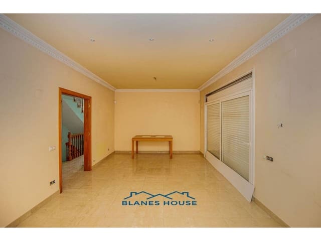 4 bedroom Villa for sale in Vidreres with garage - € 235,000 (Ref: 8836069)