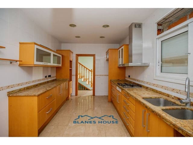 4 bedroom Villa for sale in Vidreres with garage - € 235,000 (Ref: 8836069)