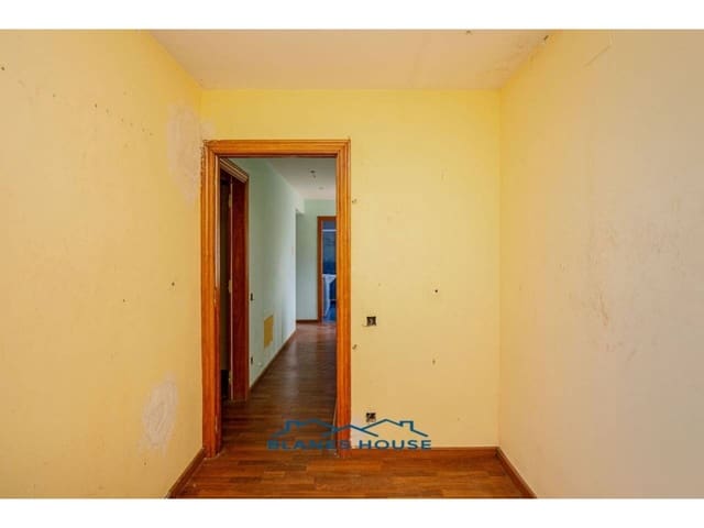 4 bedroom Villa for sale in Vidreres with garage - € 235,000 (Ref: 8836069)