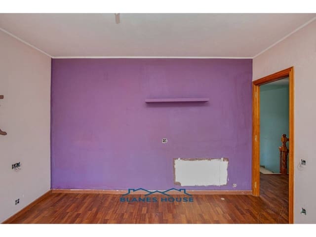 4 bedroom Villa for sale in Vidreres with garage - € 235,000 (Ref: 8836069)