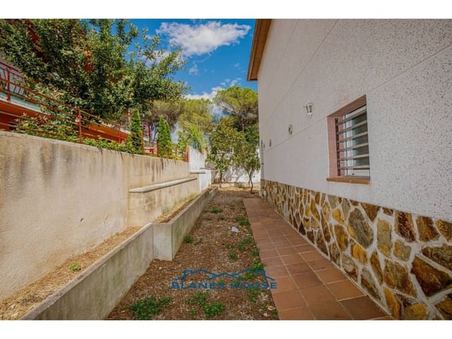 4 bedroom Villa for sale in Vidreres with garage - € 235,000 (Ref: 8836069)