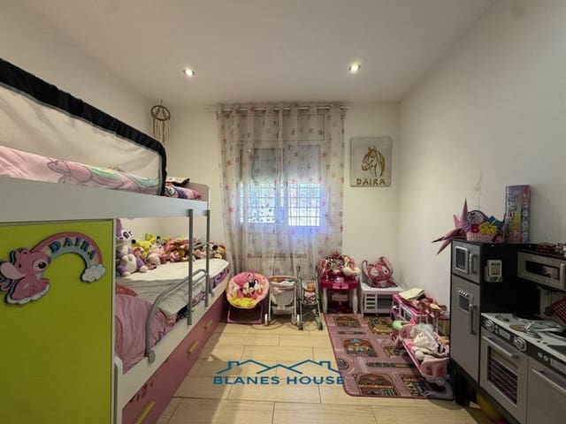 4 bedroom Villa for sale in Riudarenes - € 178,000 (Ref: 8907027)