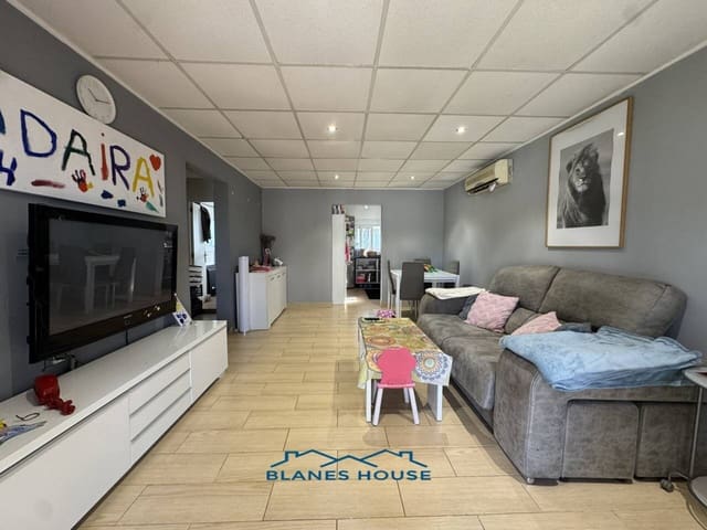 4 bedroom Villa for sale in Riudarenes - € 178,000 (Ref: 8907027)