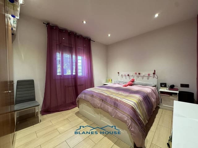 4 bedroom Villa for sale in Riudarenes - € 178,000 (Ref: 8907027)