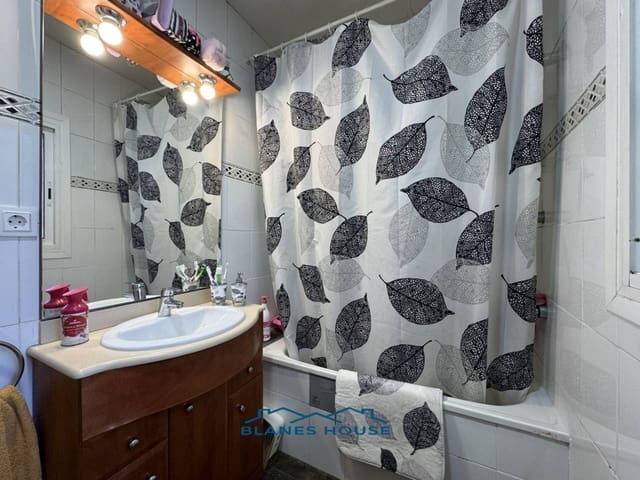 4 bedroom Villa for sale in Riudarenes - € 178,000 (Ref: 8907027)