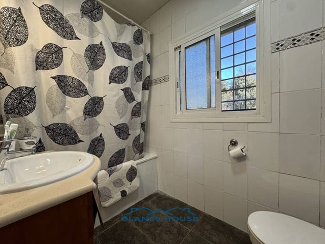 4 bedroom Villa for sale in Riudarenes - € 178,000 (Ref: 8907027)