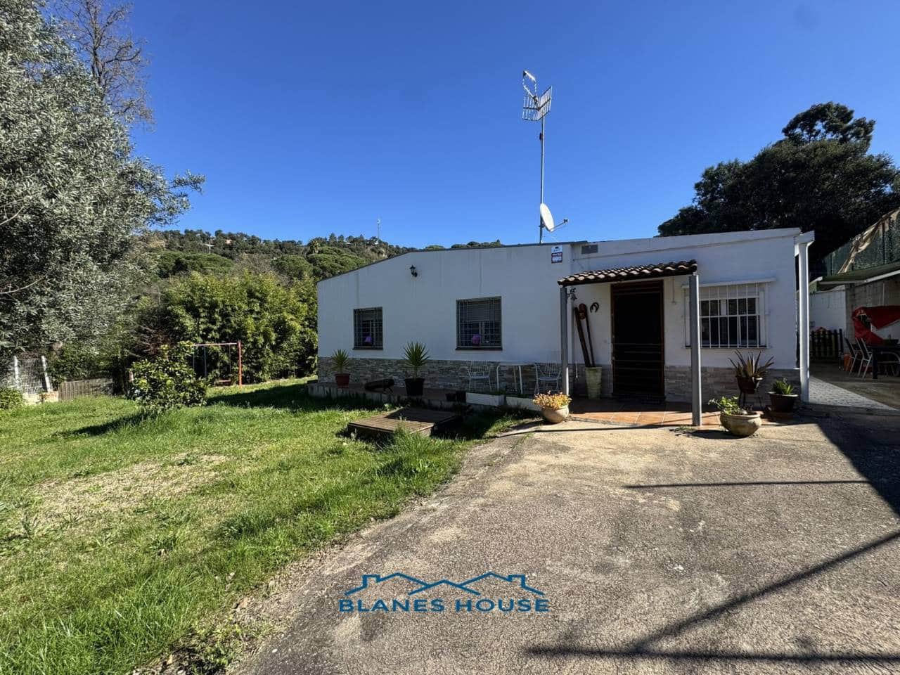 4 bedroom Villa for sale in Riudarenes - € 178,000 (Ref: 8907027)
