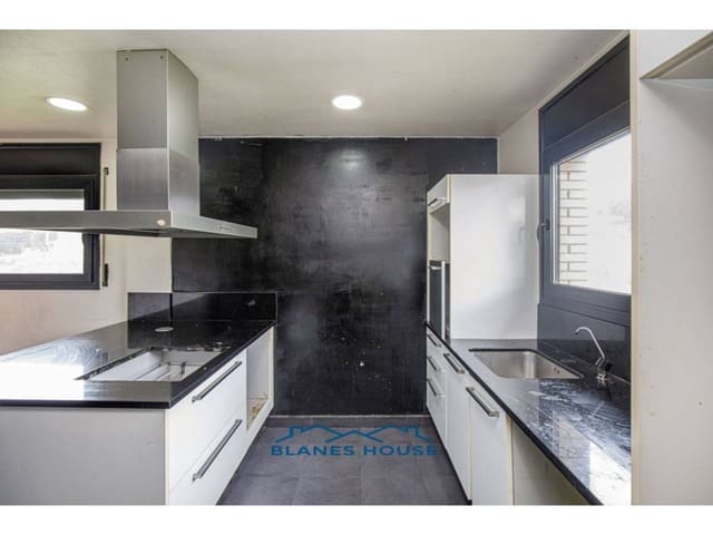 3 bedroom Villa for sale in Caldes de Malavella with pool garage - € 320,000 (Ref: 8945872)